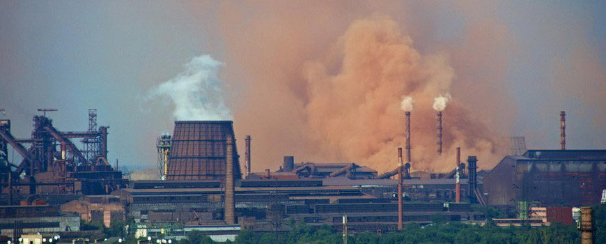 Фото работающего завода, дым из заводских труб